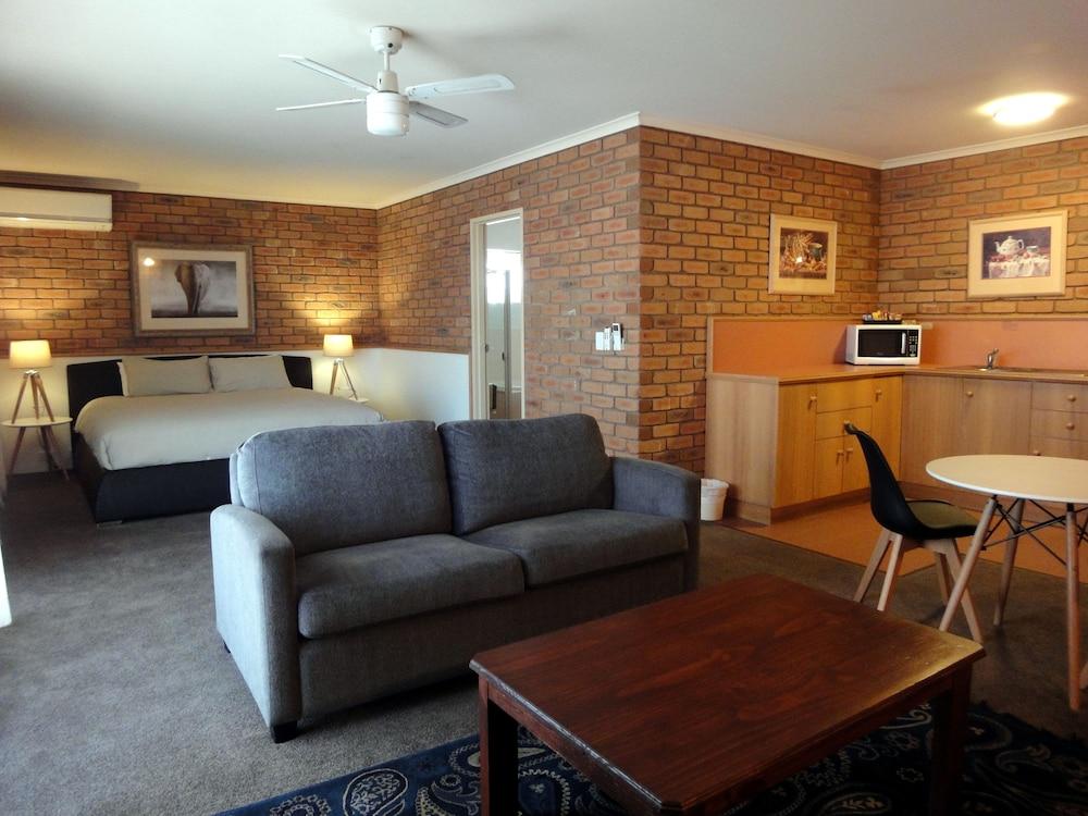 Summerhill Motor Inn (Adults Only) Merimbula Eksteriør billede